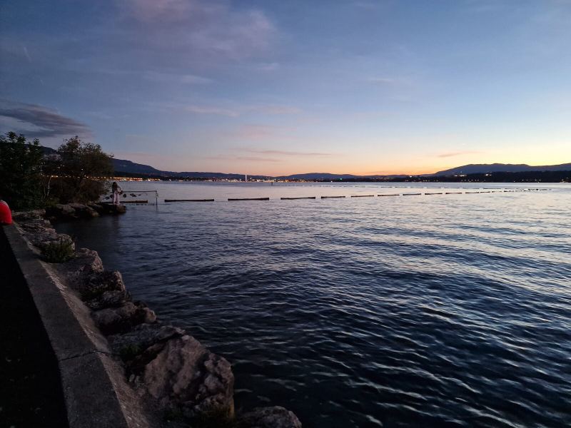 Ufermauer des Campingplatzes, der Genfer See in der Dämmerung
