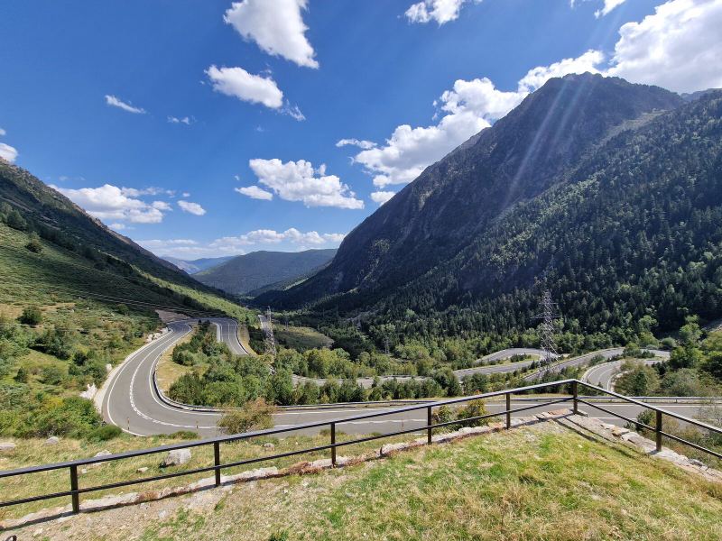 Serpentinen der Passstraße zum Port de la Bonaigua, dahinter ein bewaldetes Tal