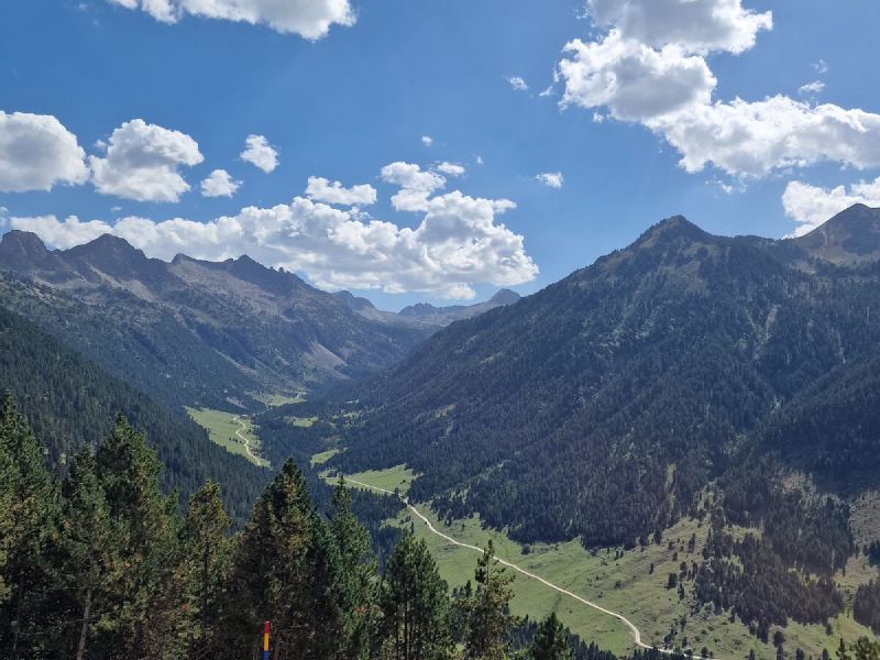 Blick von der Bonaigua-Straße hinunter ins grüne Tal