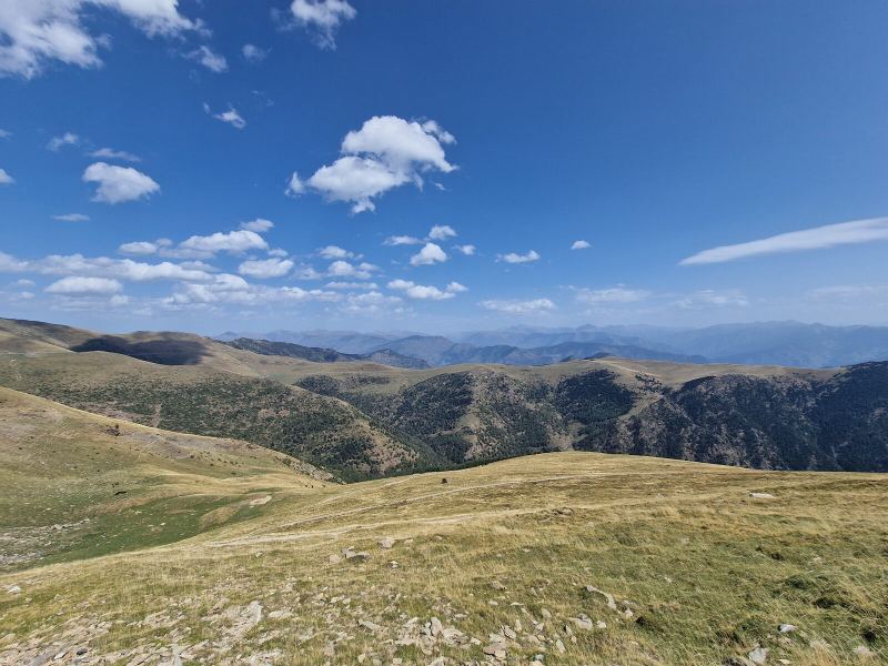 Weite Bergkämme im Pallars Sobirà unter blauem Himmel